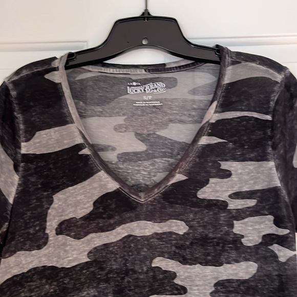 Super Cute Camo V-neck High/Low Top - Picture 4 of 7